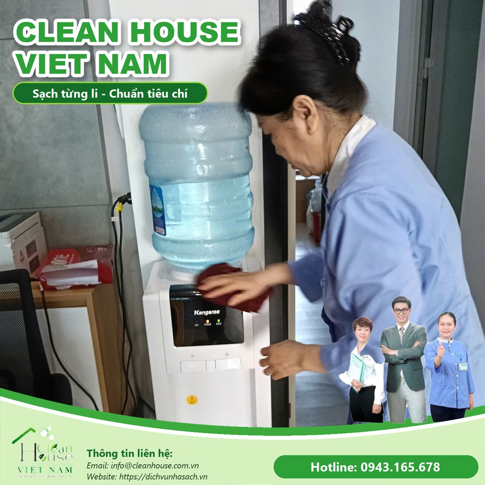Nhân viên Dịch vụ Nhà Sạch làm việc