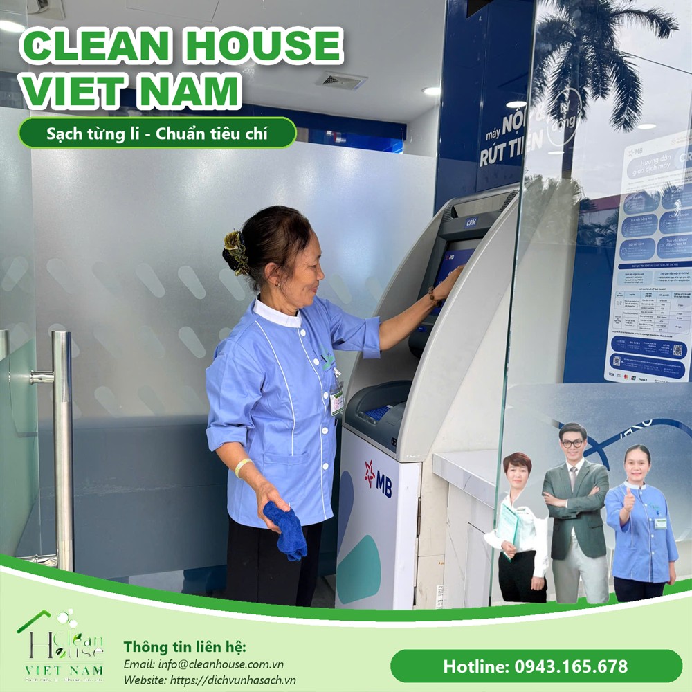 Nhân viên Dịch vụ Nhà Sạch làm việc