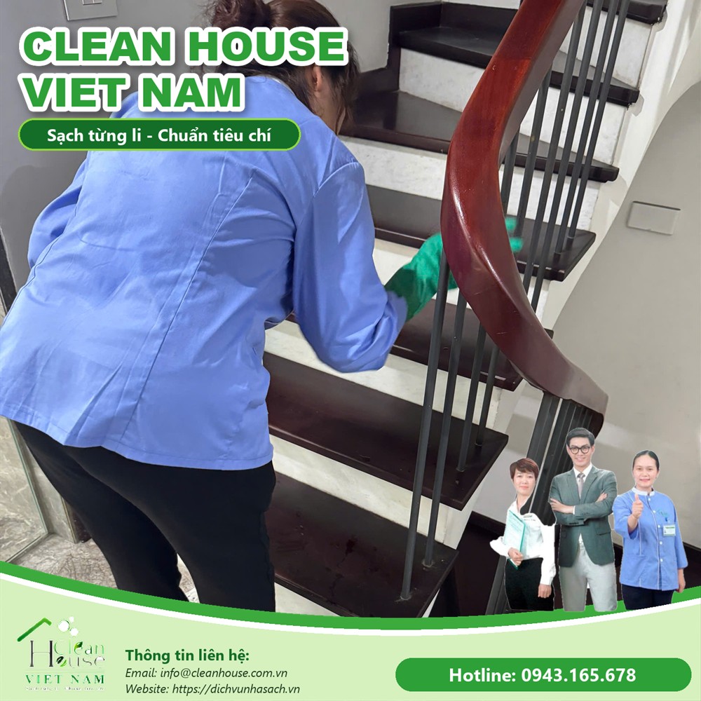 Nhân viên Dịch vụ Nhà Sạch lau tay vịn cầu thang
