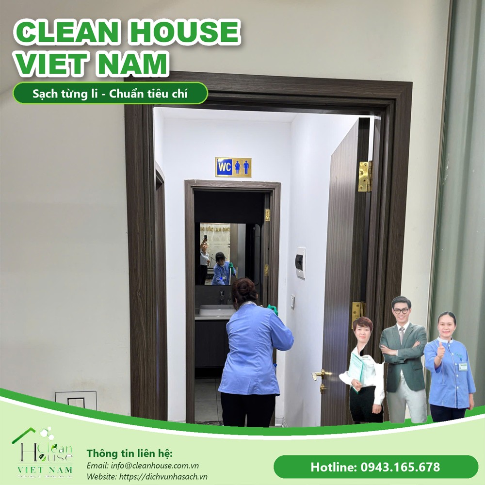 Nhân viên vệ sinh lau khung cửa