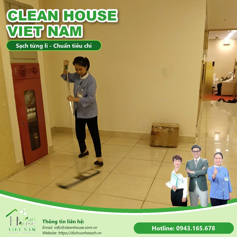 Nhân viên vệ sinh lau sàn sảnh