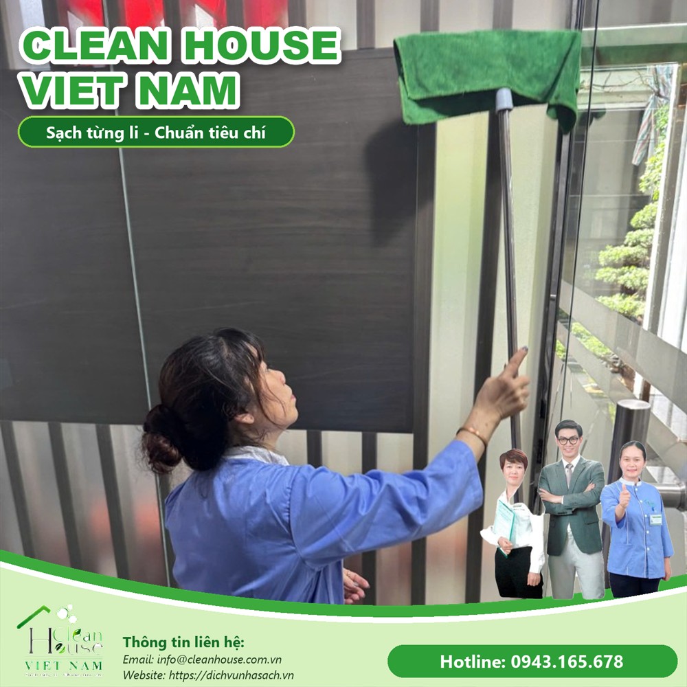 Nhân viên vệ sinh lau lavabo