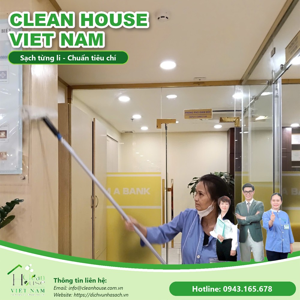 Nhân viên vệ sinh lau ghế khu chờ