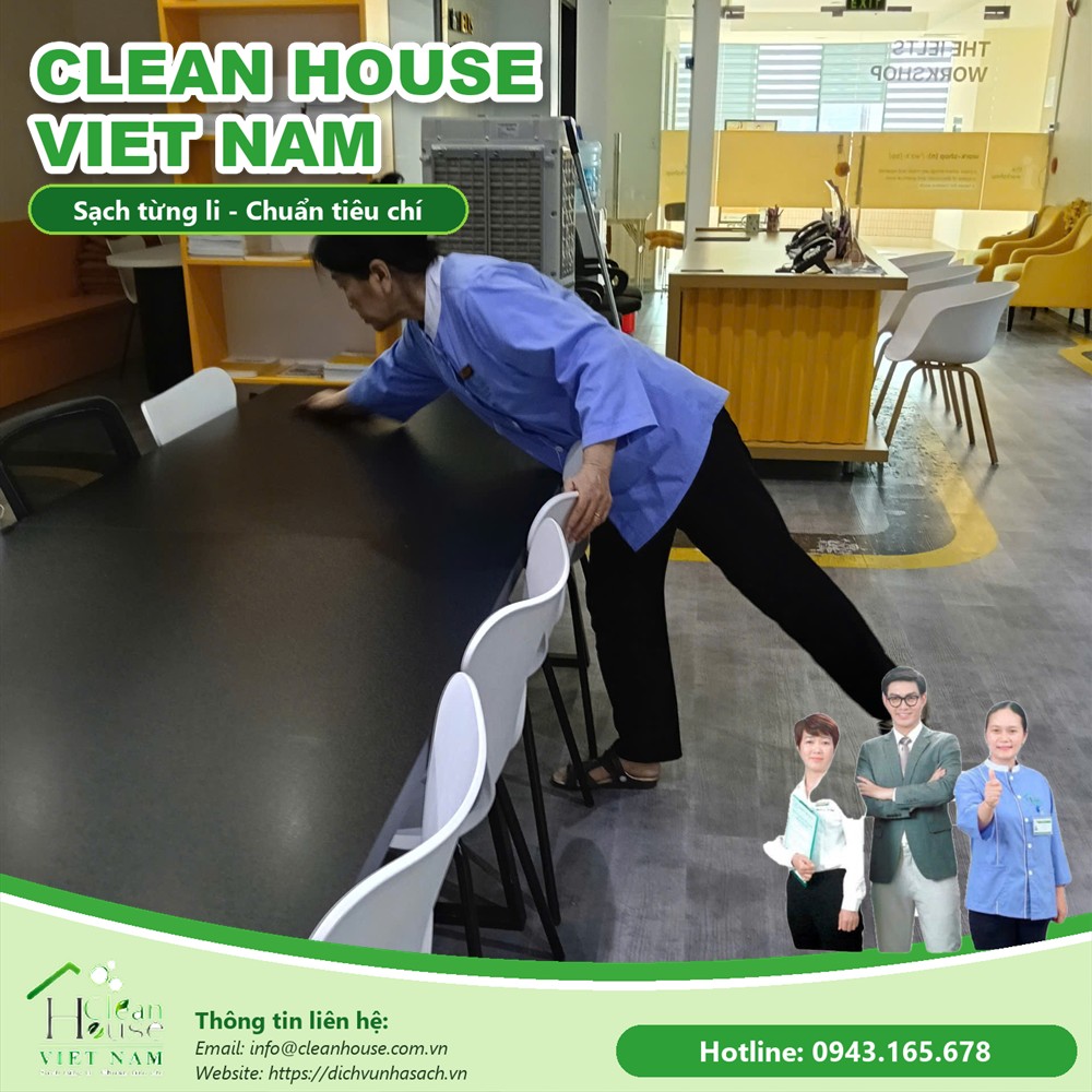 Nhân viên Dịch vụ Nhà Sạch làm việc
