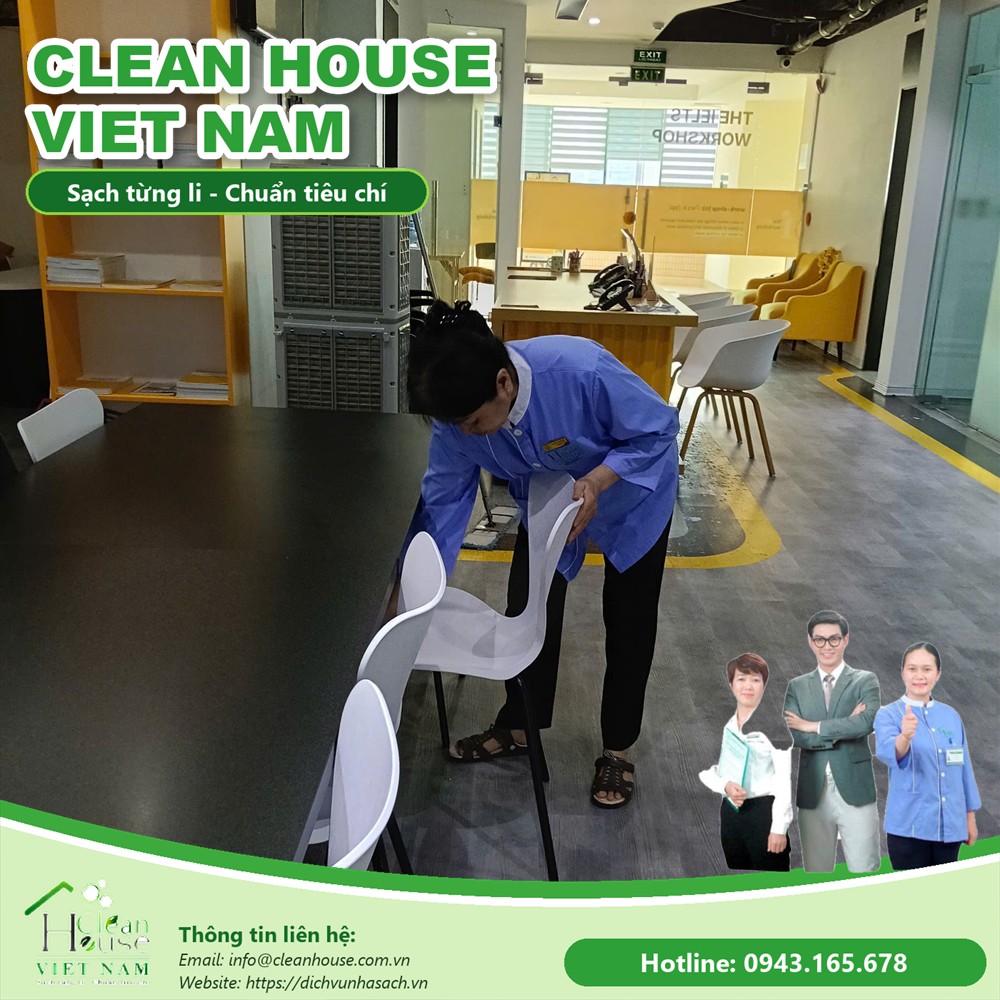 Nhân viên Dịch vụ Nhà Sạch làm việc