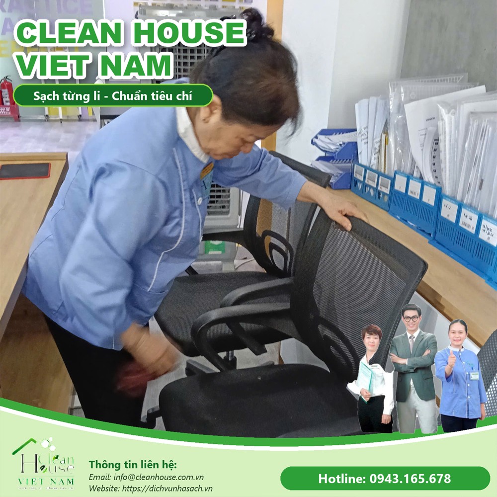 Nhân viên Dịch vụ Nhà Sạch làm việc