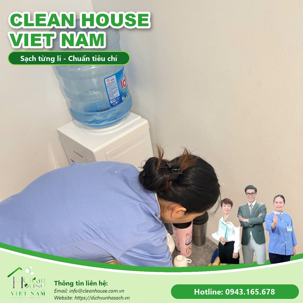 Nhân viên Dịch vụ Nhà Sạch làm việc