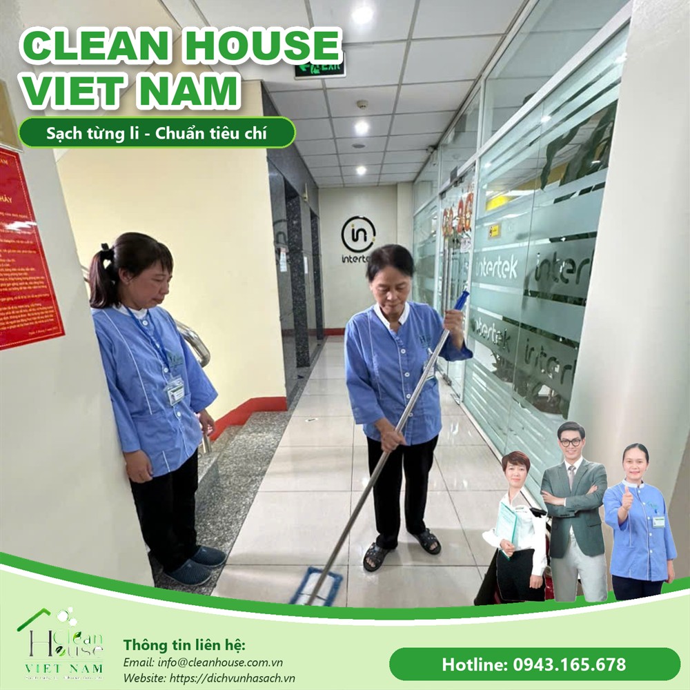Nhân viên Dịch vụ Nhà Sạch làm việc