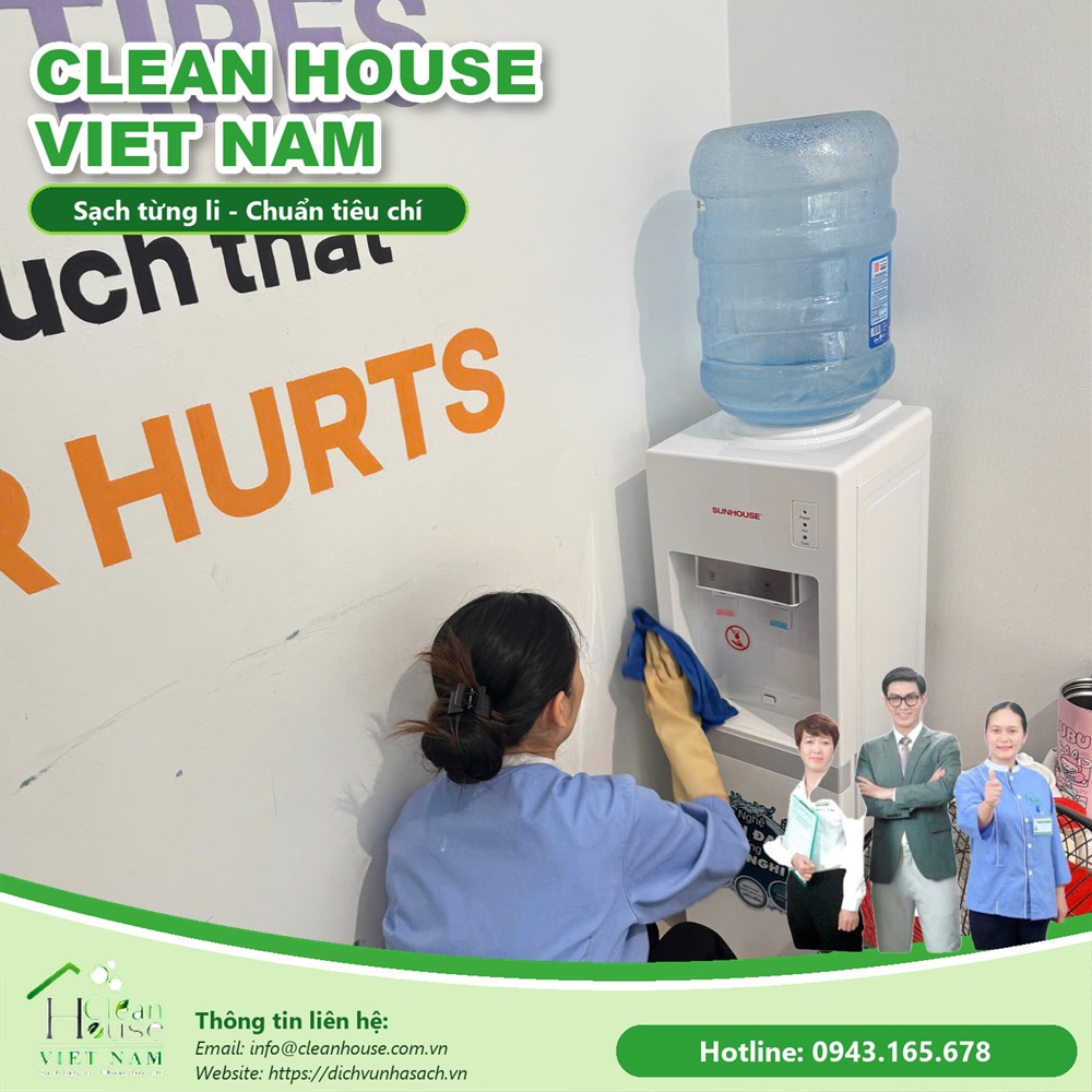 Nhân viên Dịch vụ Nhà Sạch làm việc