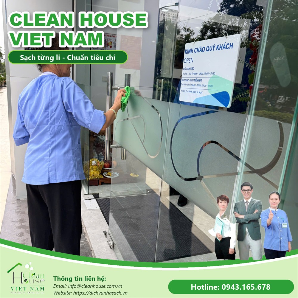 Nhân viên Dịch vụ Nhà Sạch làm việc