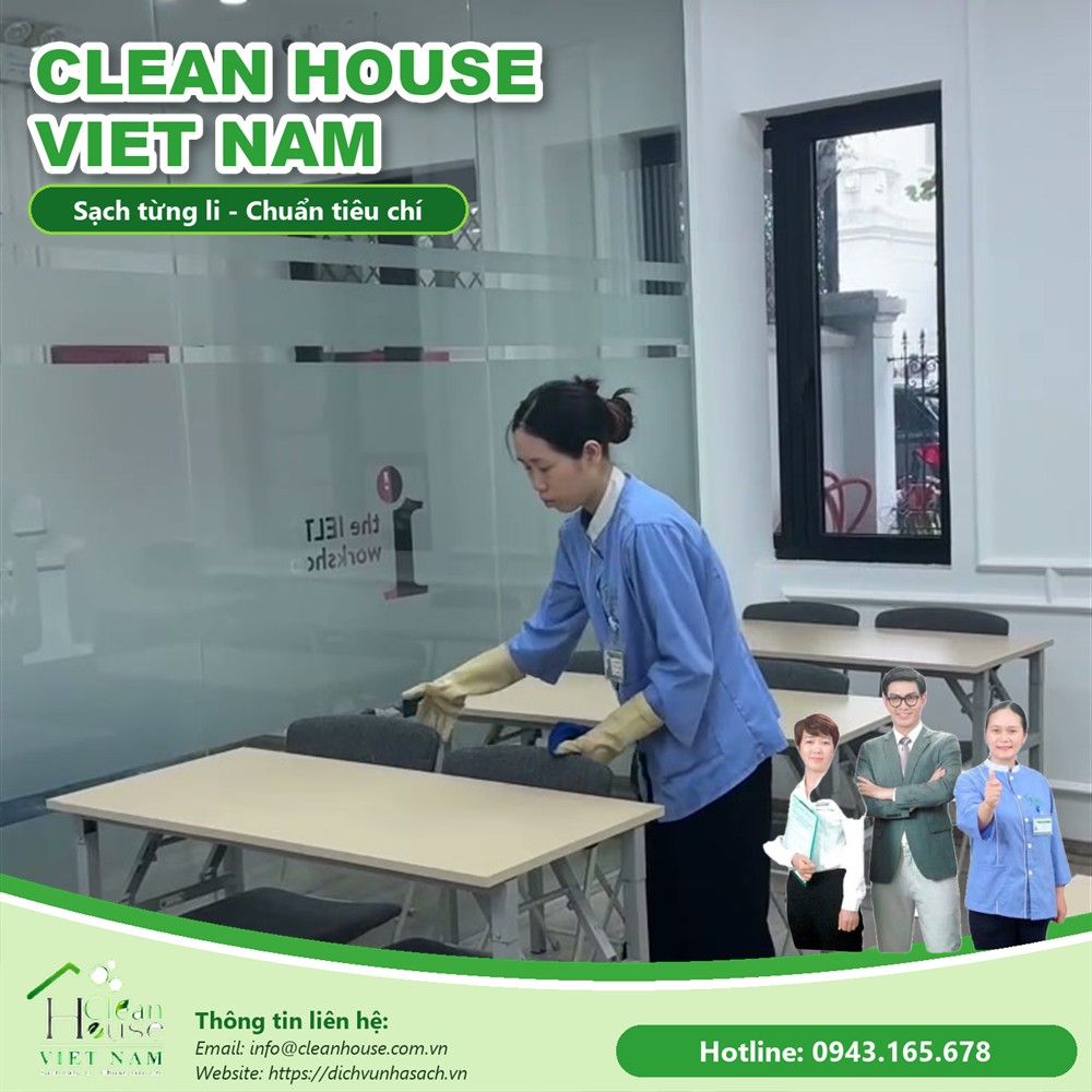 Nhân viên Dịch vụ Nhà Sạch làm việc