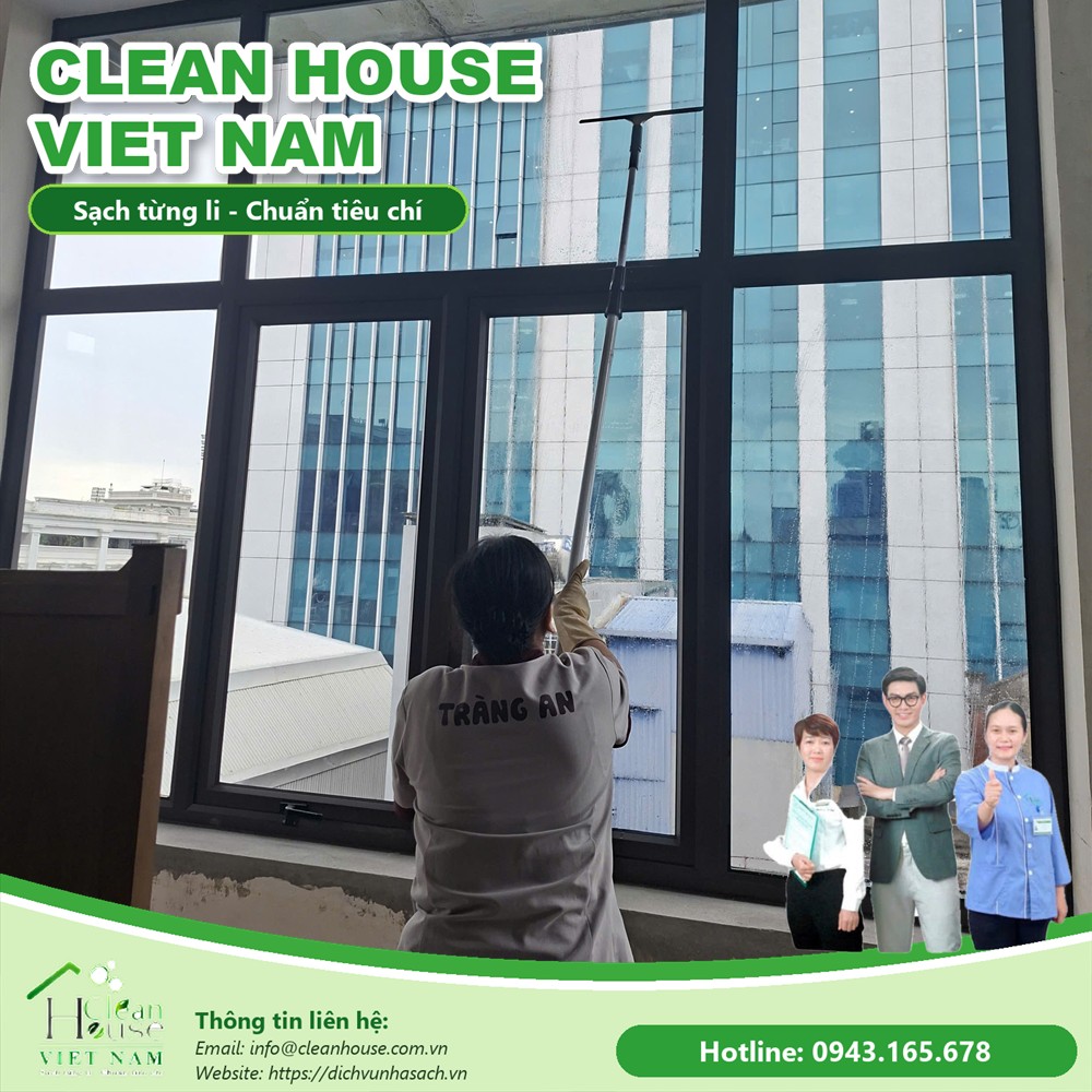 Nhân viên Dịch vụ Nhà Sạch làm việc
