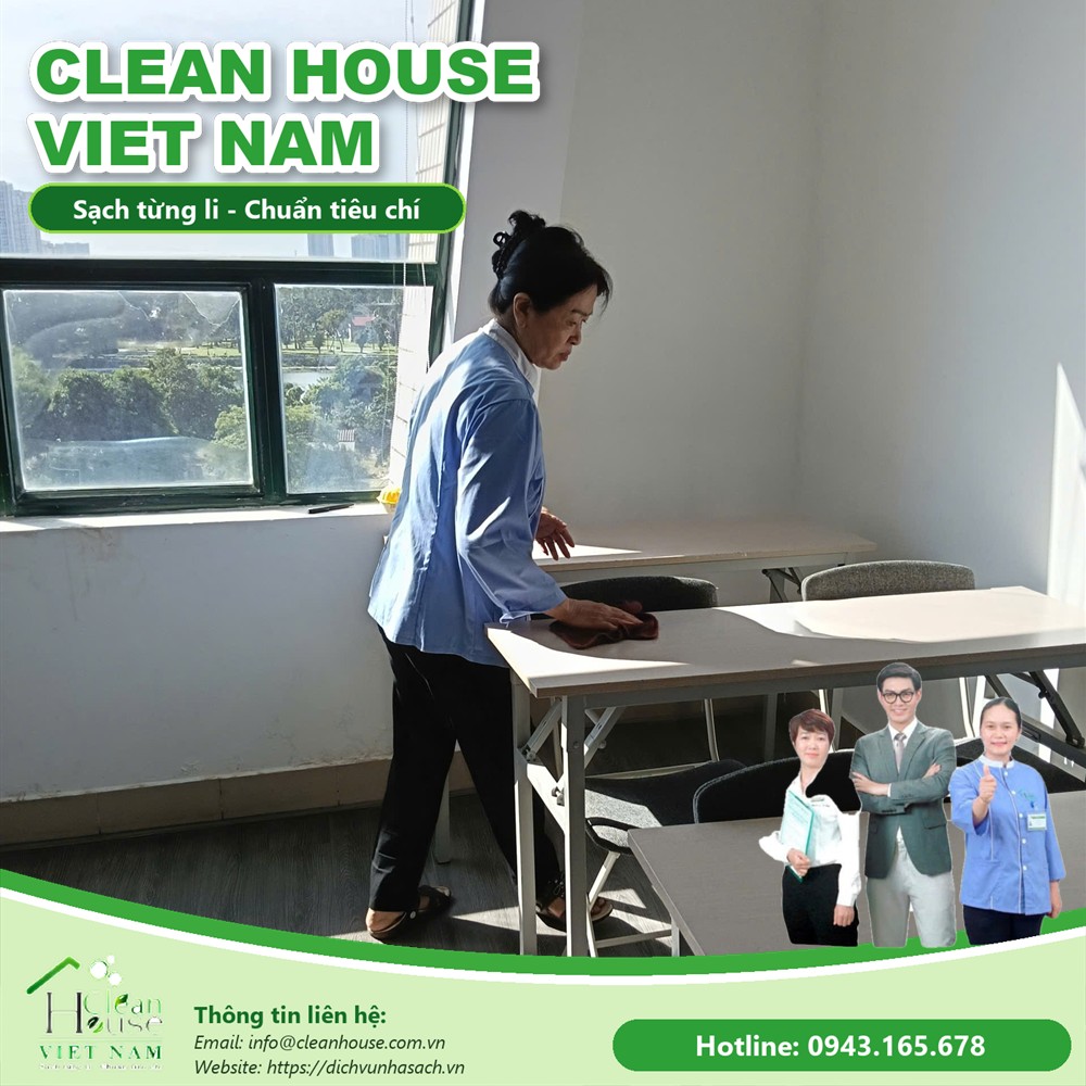 Nhân viên Dịch vụ Nhà Sạch làm việc