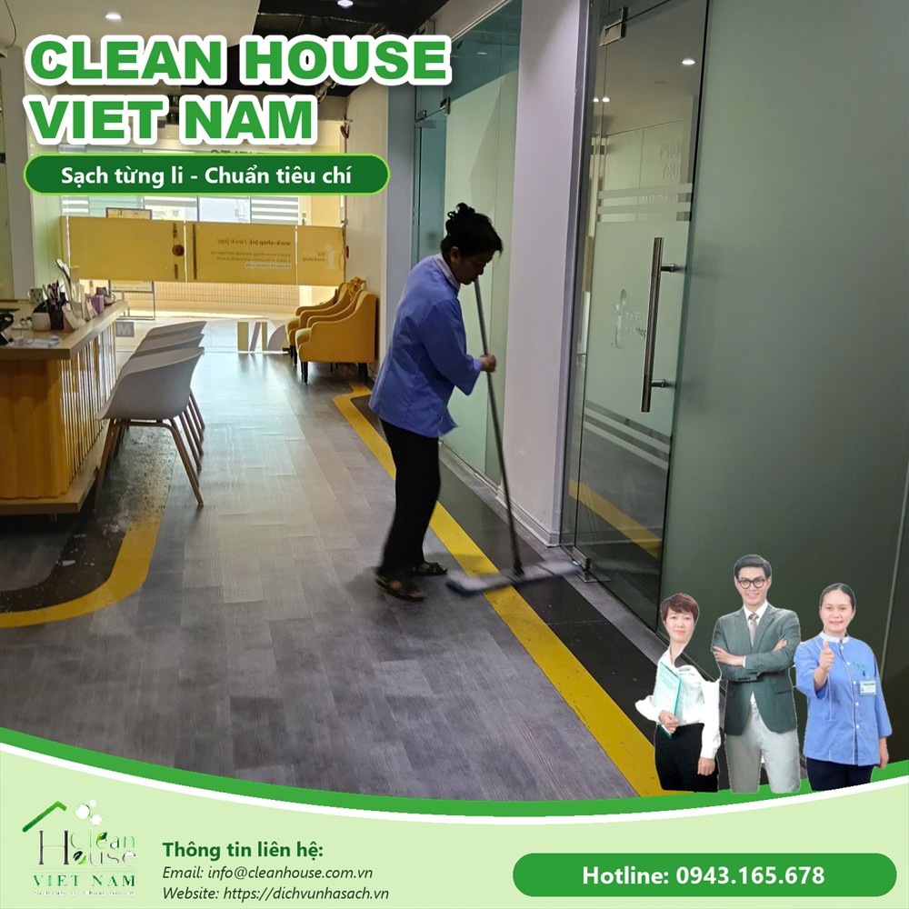Nhân viên Dịch vụ Nhà Sạch làm việc
