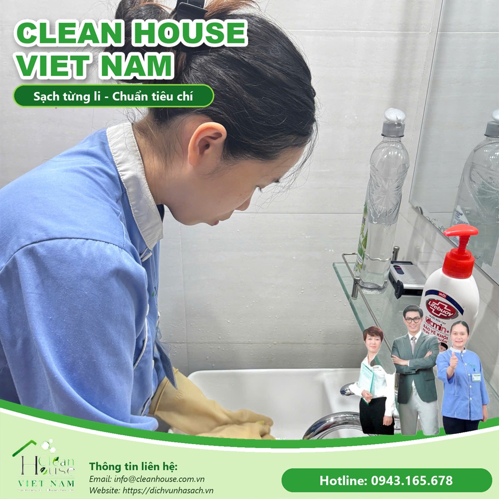 Nhân viên Dịch vụ Nhà Sạch làm việc