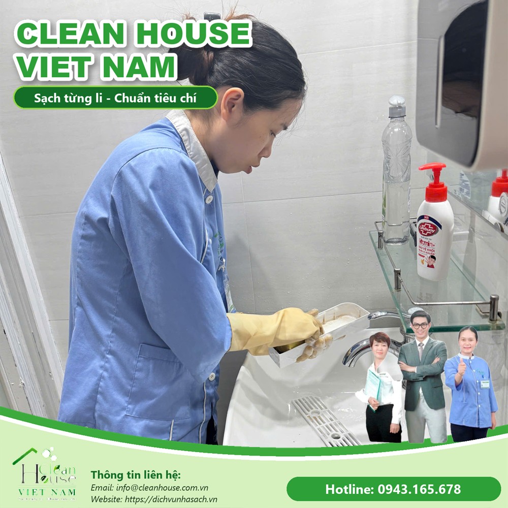 Nhân viên Dịch vụ Nhà Sạch làm việc