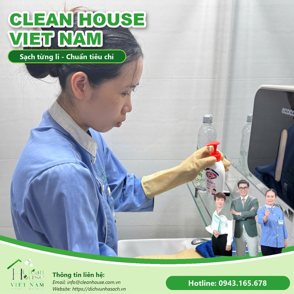 Nhân viên Dịch vụ Nhà Sạch làm việc