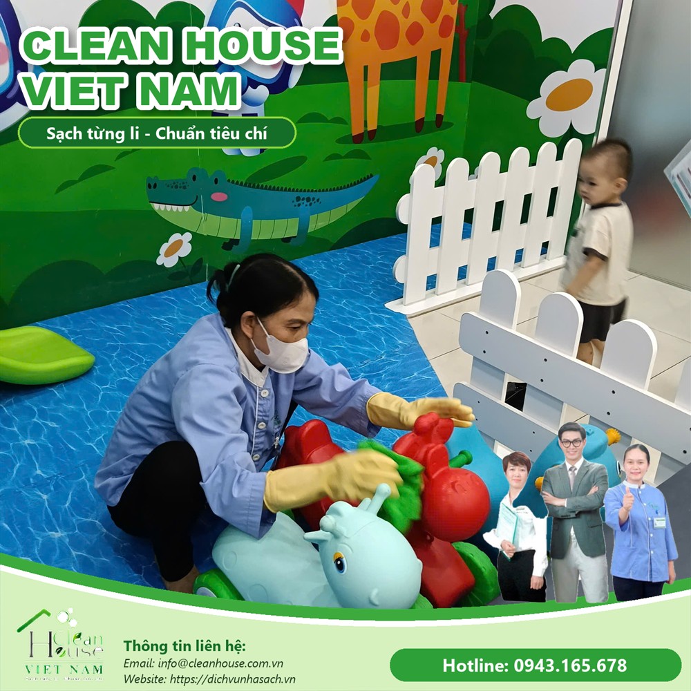 Nhân viên Dịch vụ Nhà Sạch làm việc