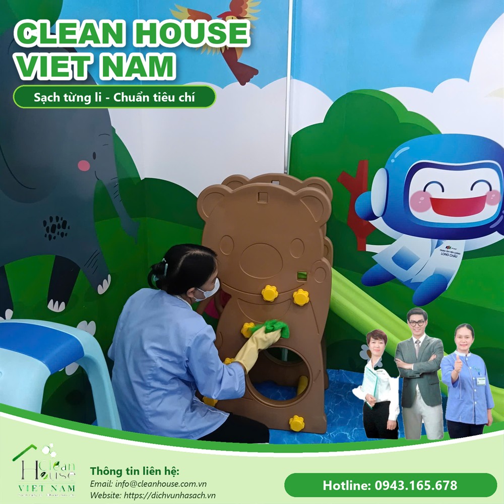 Nhân viên Dịch vụ Nhà Sạch làm việc