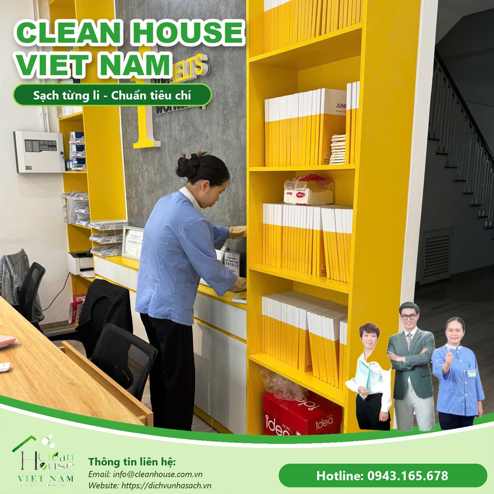 Nhân viên Dịch vụ Nhà Sạch làm việc