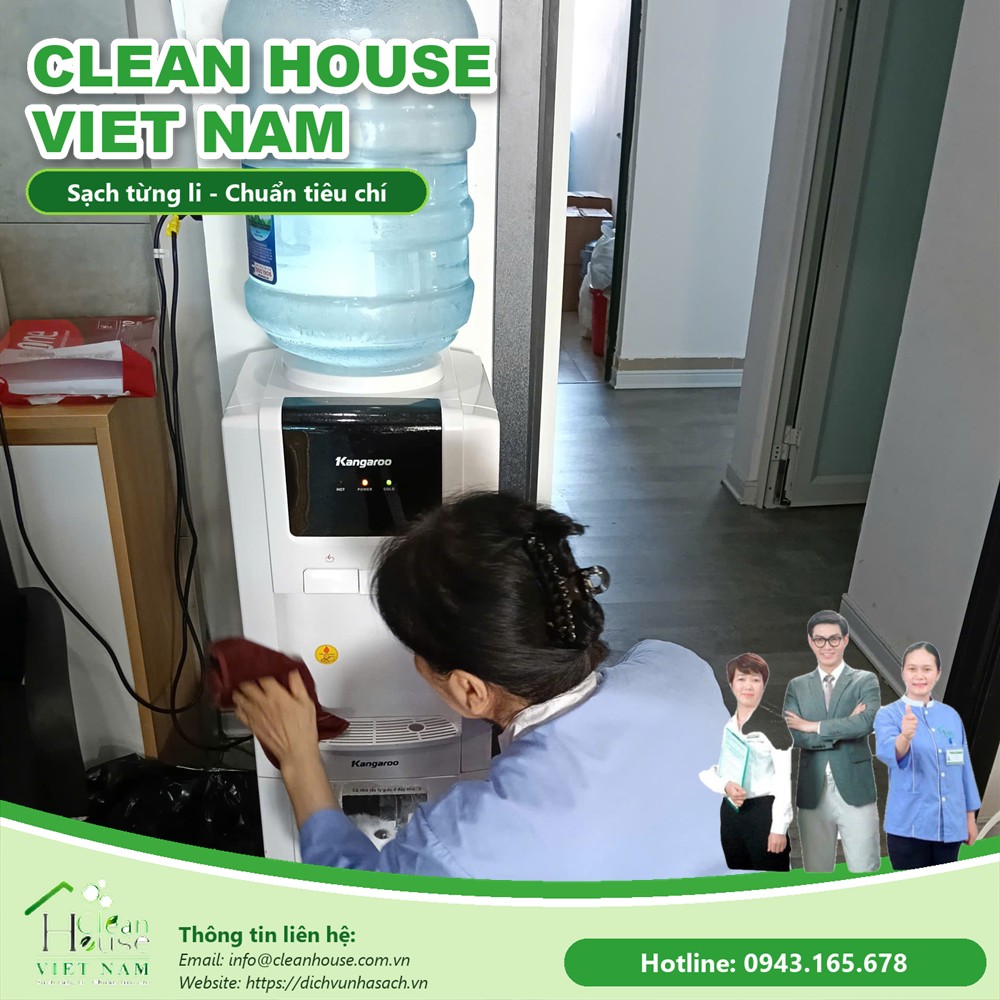 Nhân viên Dịch vụ Nhà Sạch làm việc