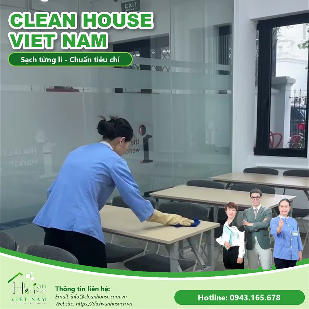 Nhân viên Dịch vụ Nhà Sạch làm việc