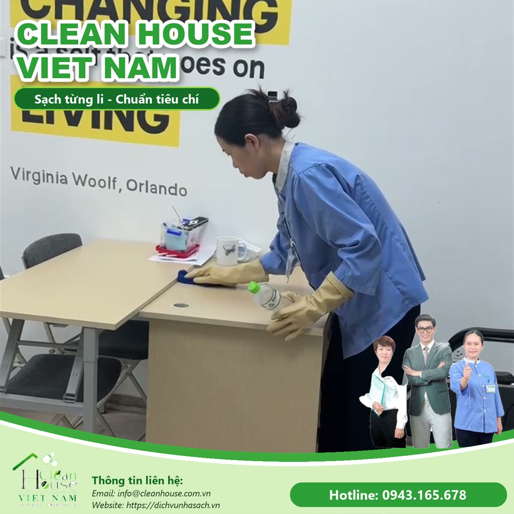 Nhân viên Dịch vụ Nhà Sạch làm việc