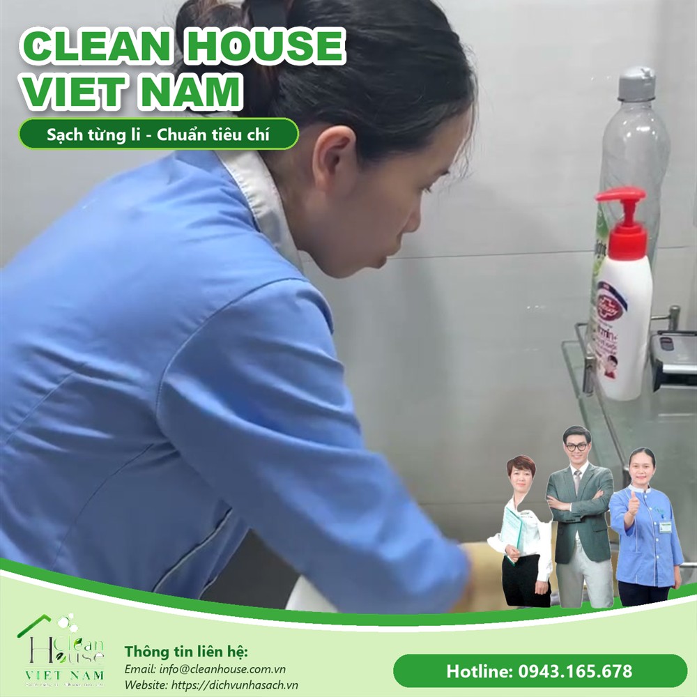 Nhân viên Dịch vụ Nhà Sạch làm việc