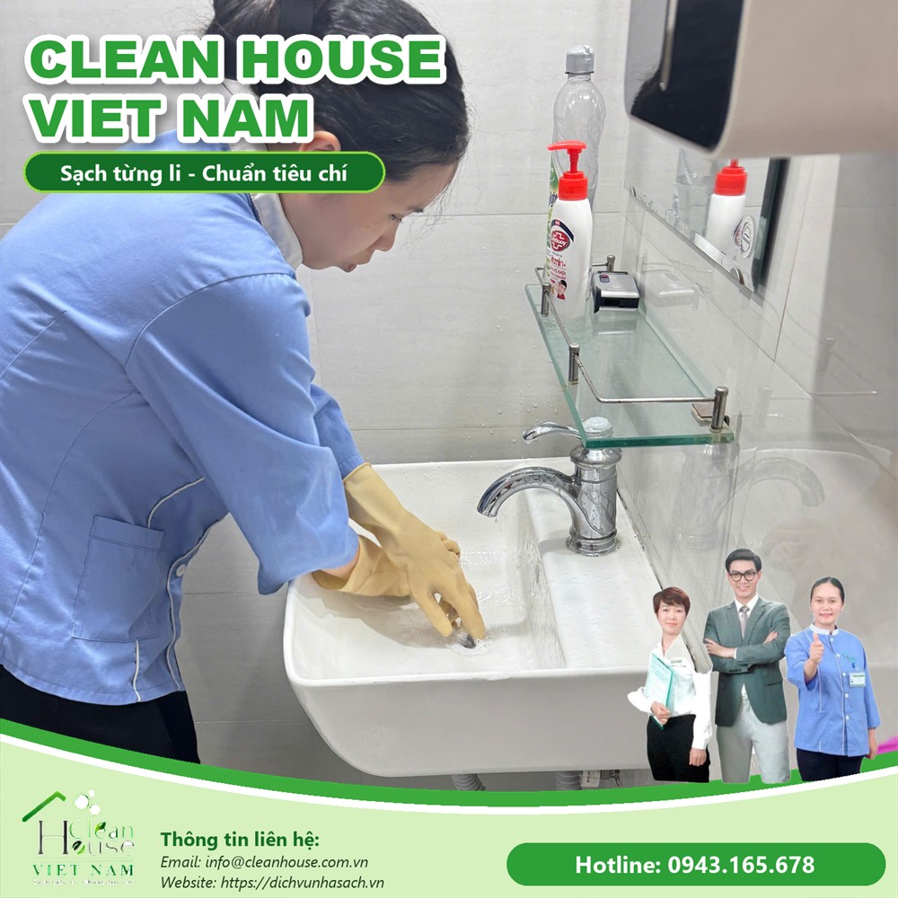 Nhân viên Dịch vụ Nhà Sạch làm việc