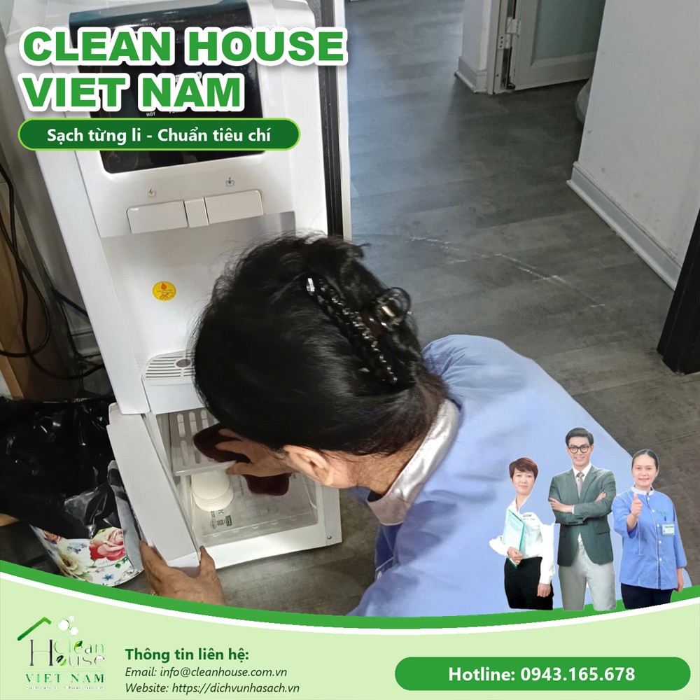 Nhân viên Dịch vụ Nhà Sạch làm việc