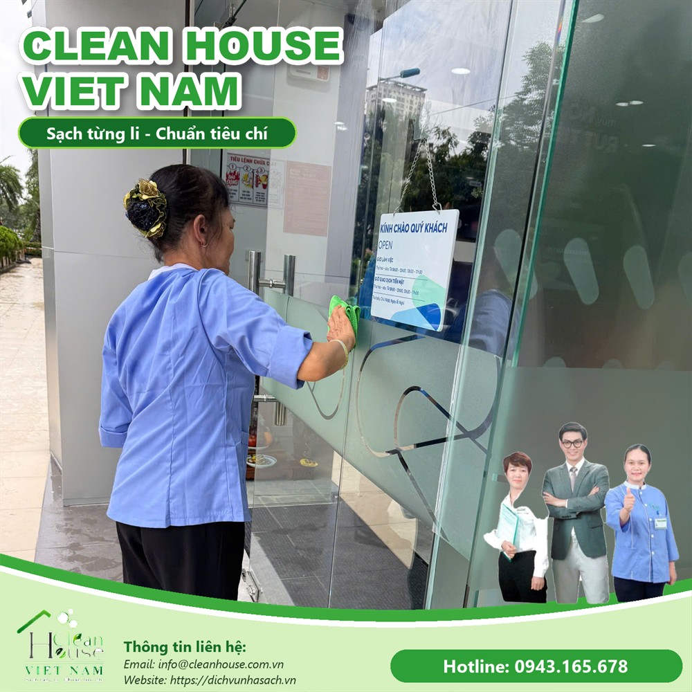 Nhân viên Dịch vụ Nhà Sạch làm việc