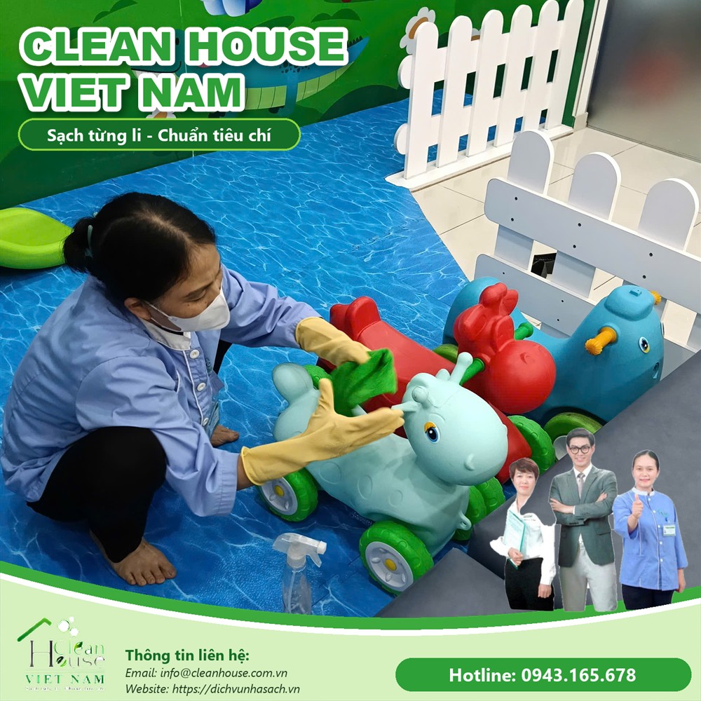 Nhân viên Dịch vụ Nhà Sạch làm việc