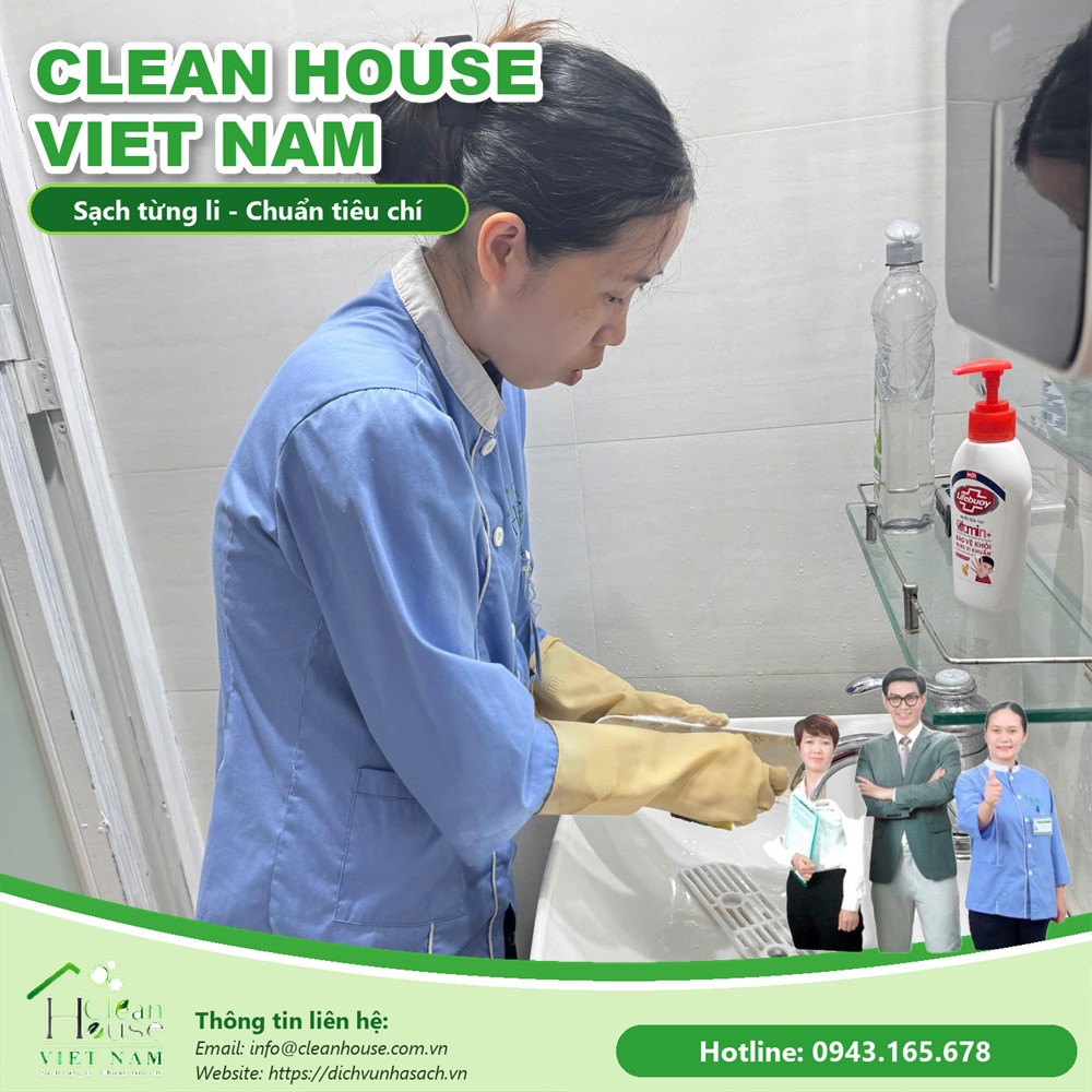 Nhân viên Dịch vụ Nhà Sạch làm việc