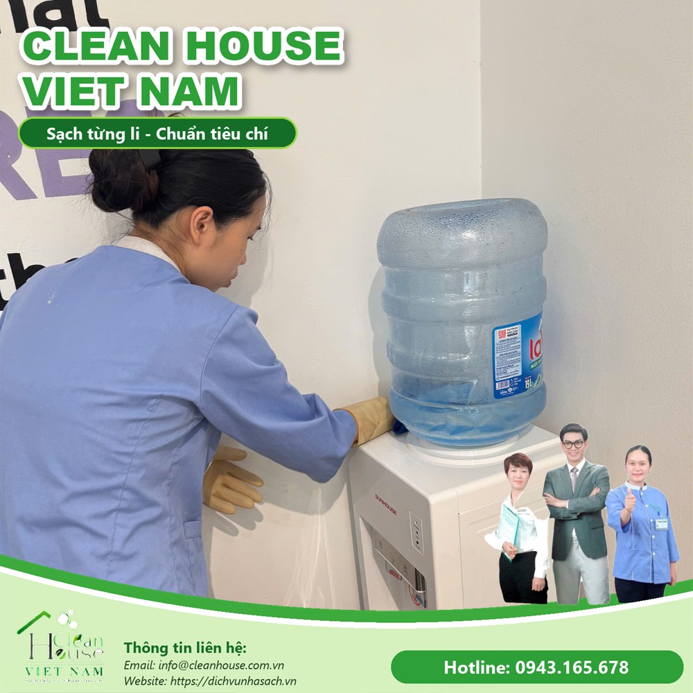 Nhân viên Dịch vụ Nhà Sạch làm việc