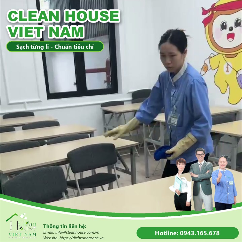 Nhân viên Dịch vụ Nhà Sạch làm việc