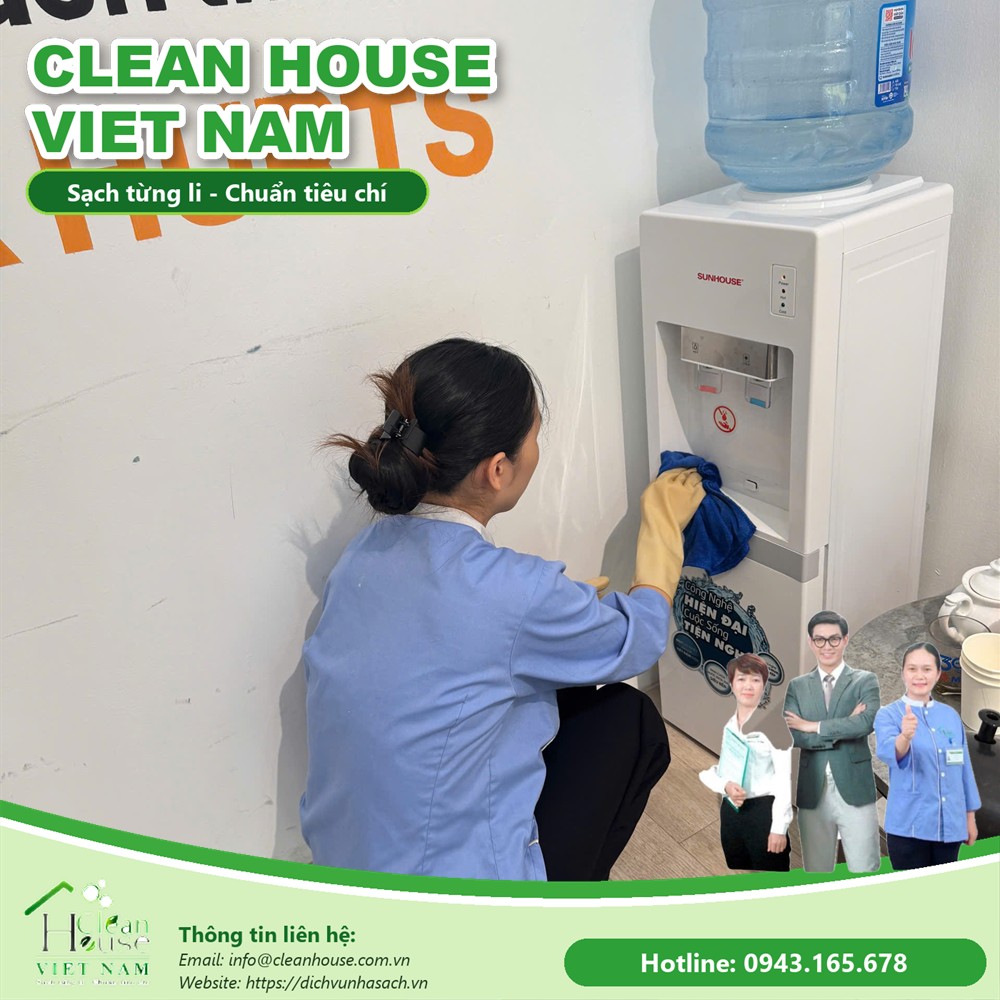 Nhân viên Dịch vụ Nhà Sạch làm việc