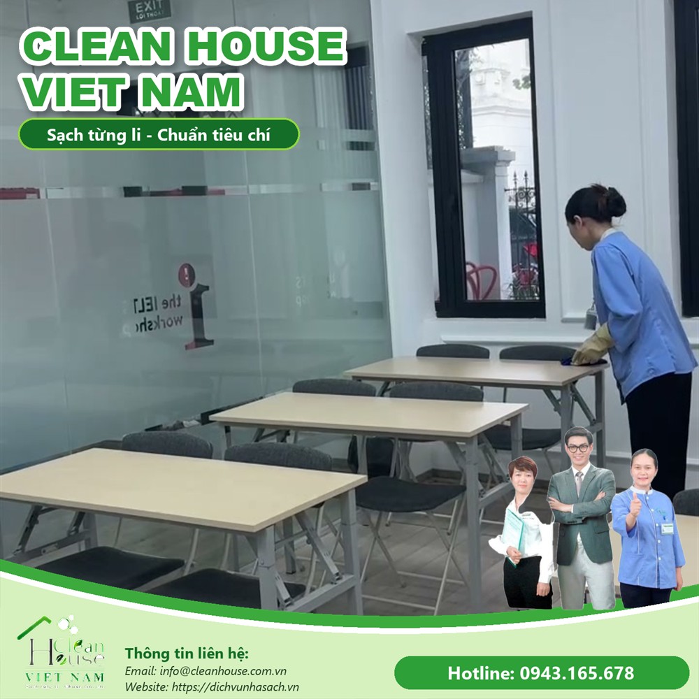 Nhân viên Dịch vụ Nhà Sạch làm việc