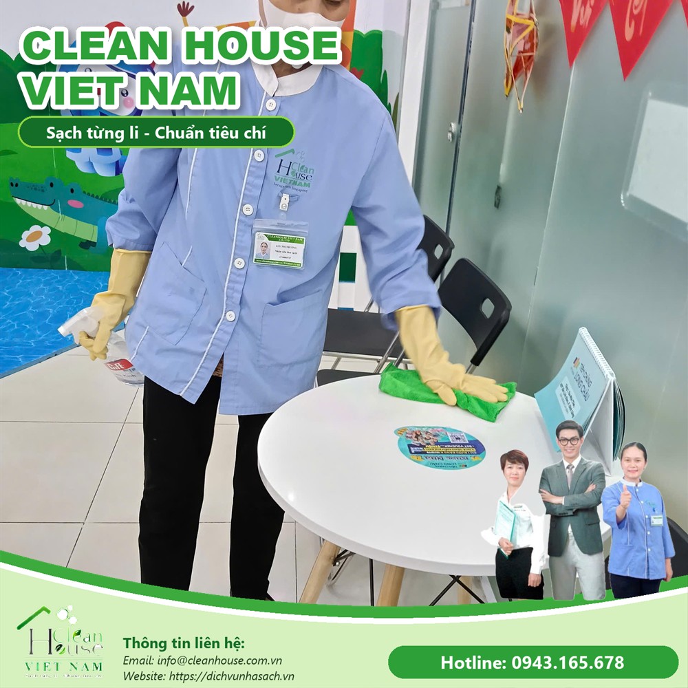 Nhân viên Dịch vụ Nhà Sạch làm việc