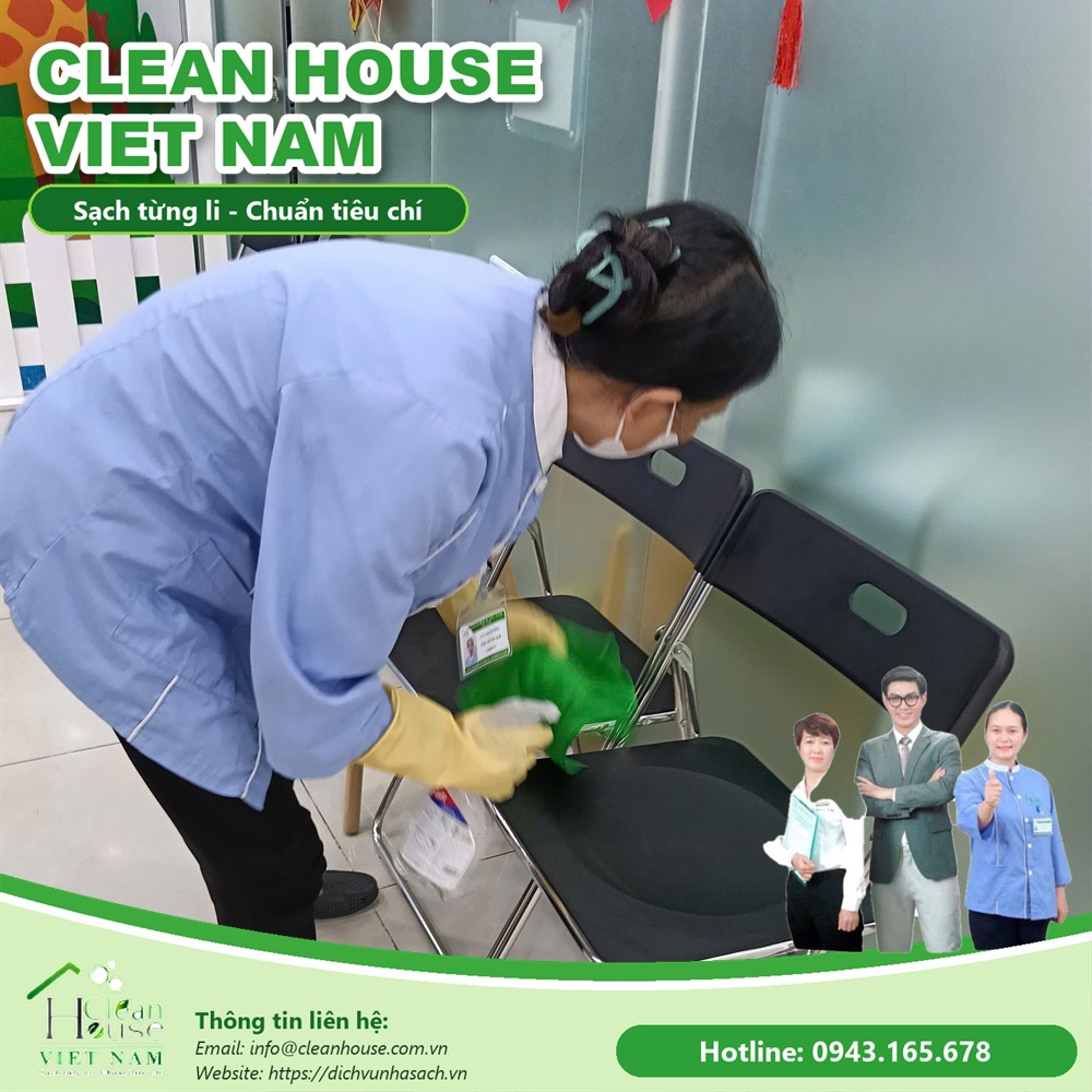 Nhân viên Dịch vụ Nhà Sạch làm việc