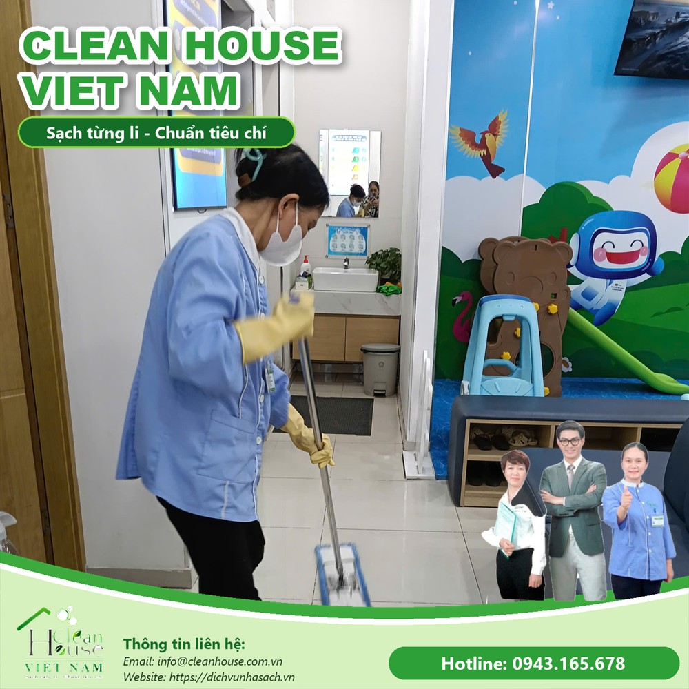 Nhân viên Dịch vụ Nhà Sạch làm việc