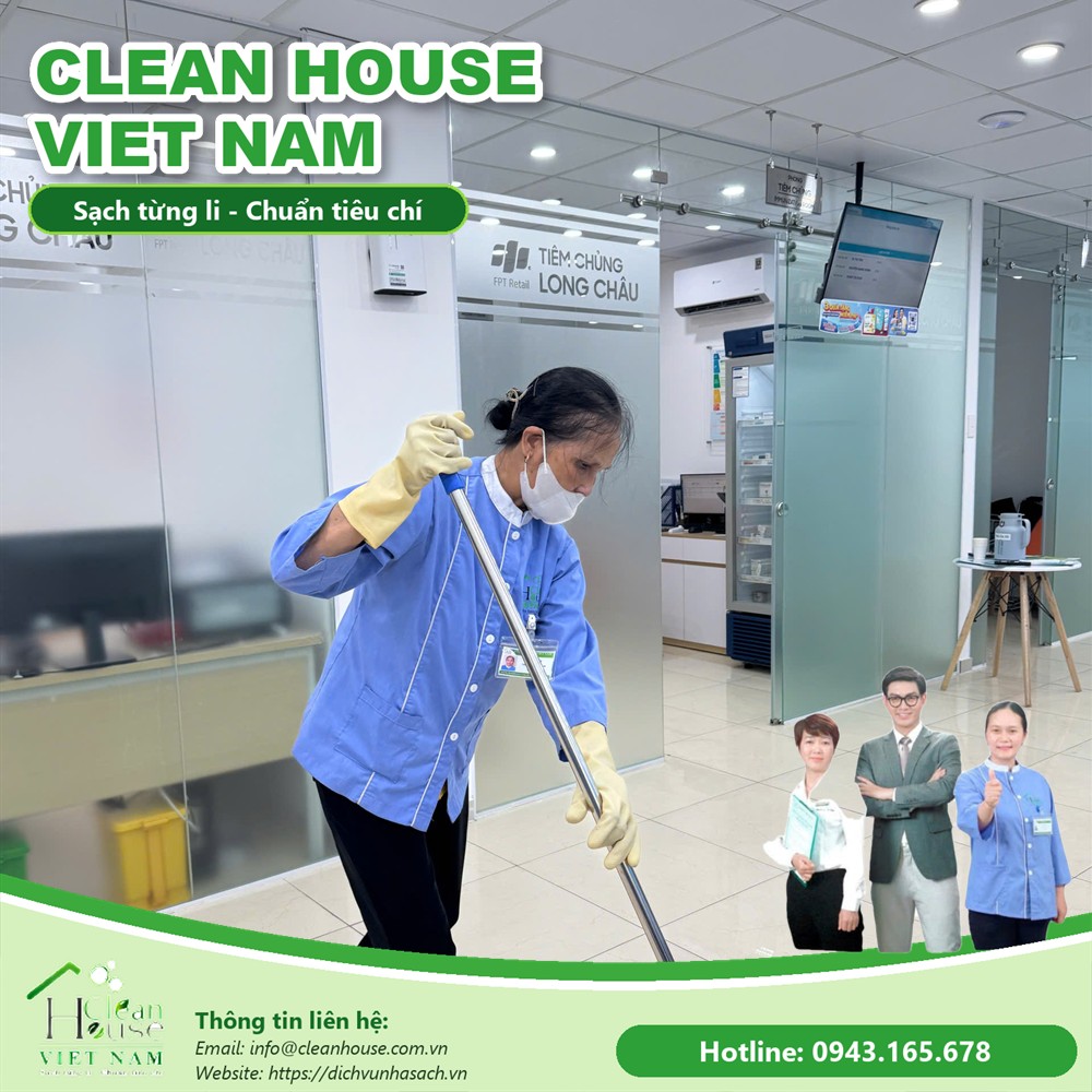 Nhân viên Dịch vụ Nhà Sạch làm việc