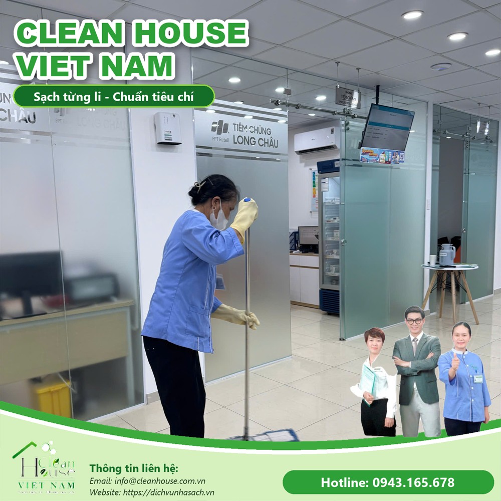 Nhân viên Dịch vụ Nhà Sạch làm việc