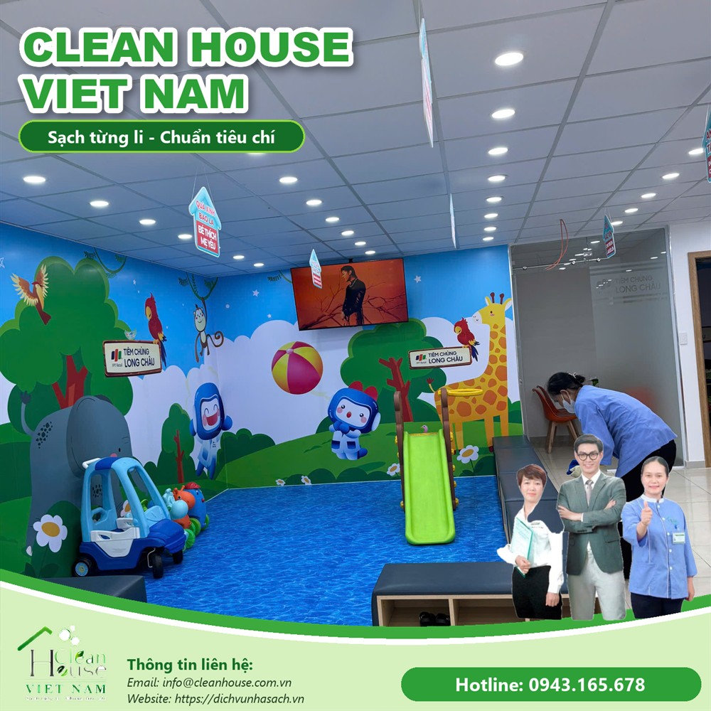 Nhân viên Dịch vụ Nhà Sạch làm việc