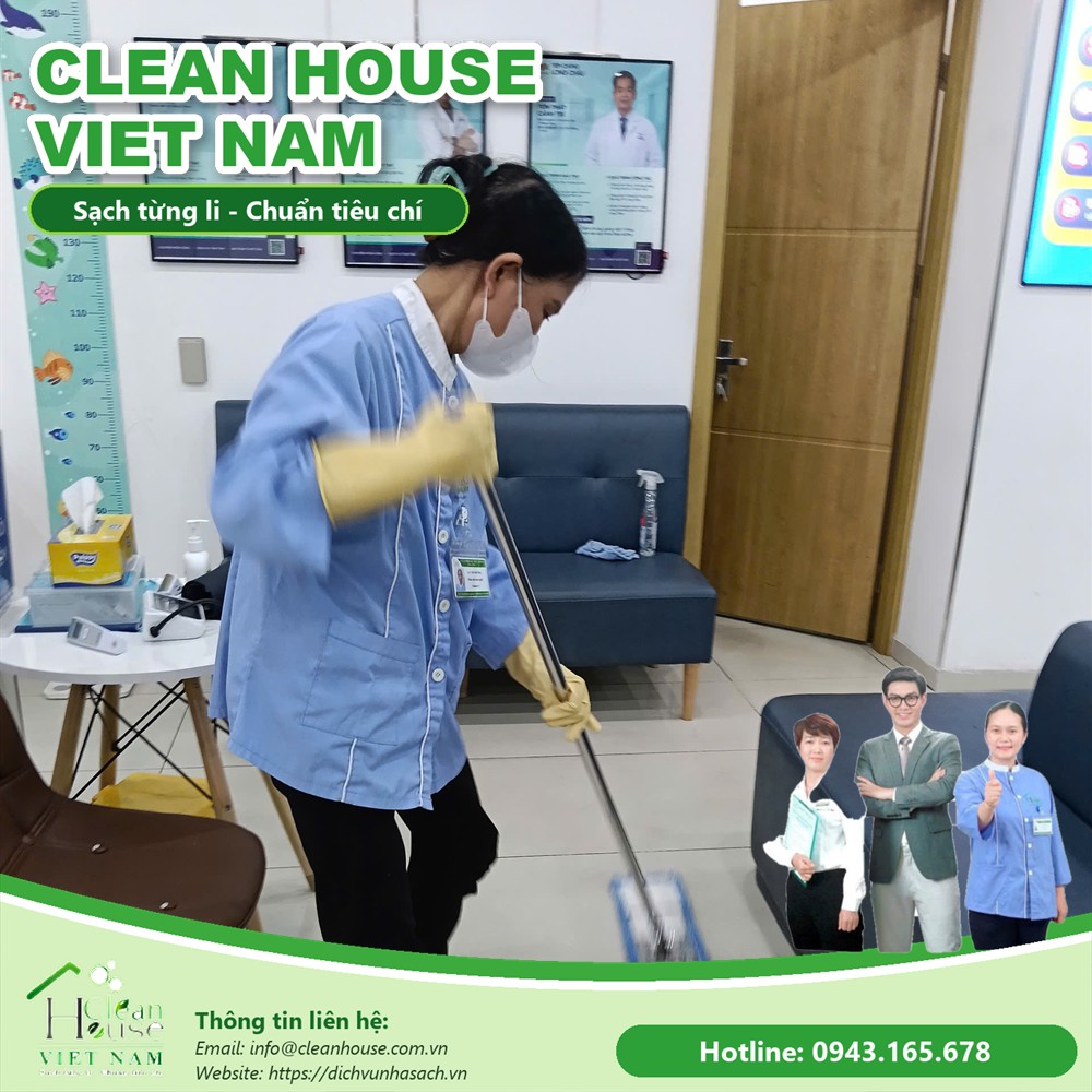 Nhân viên Dịch vụ Nhà Sạch làm việc