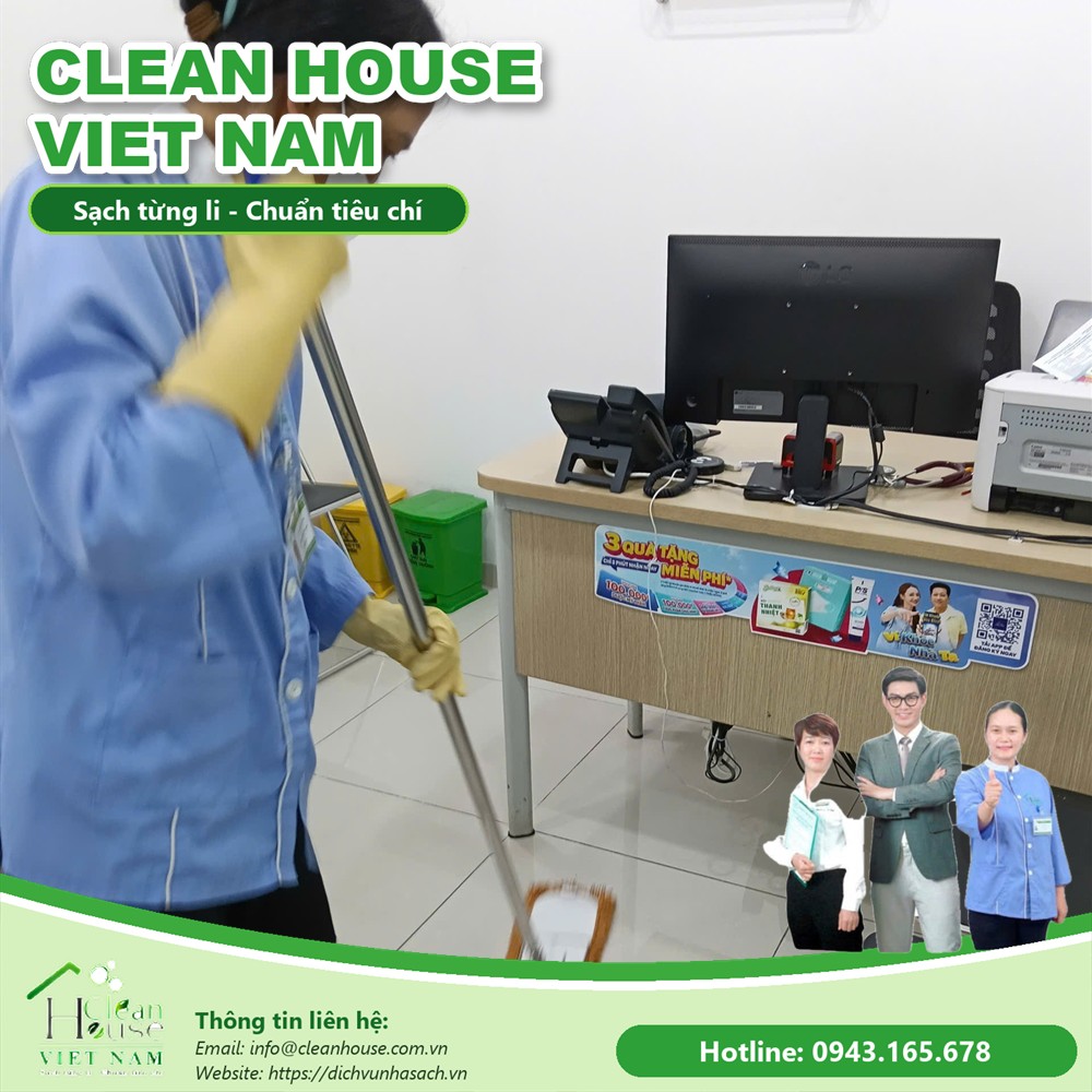 Nhân viên Dịch vụ Nhà Sạch làm việc
