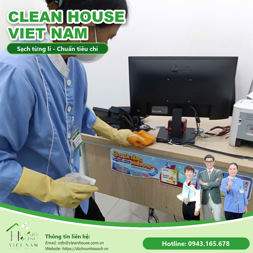 Nhân viên Dịch vụ Nhà Sạch làm việc