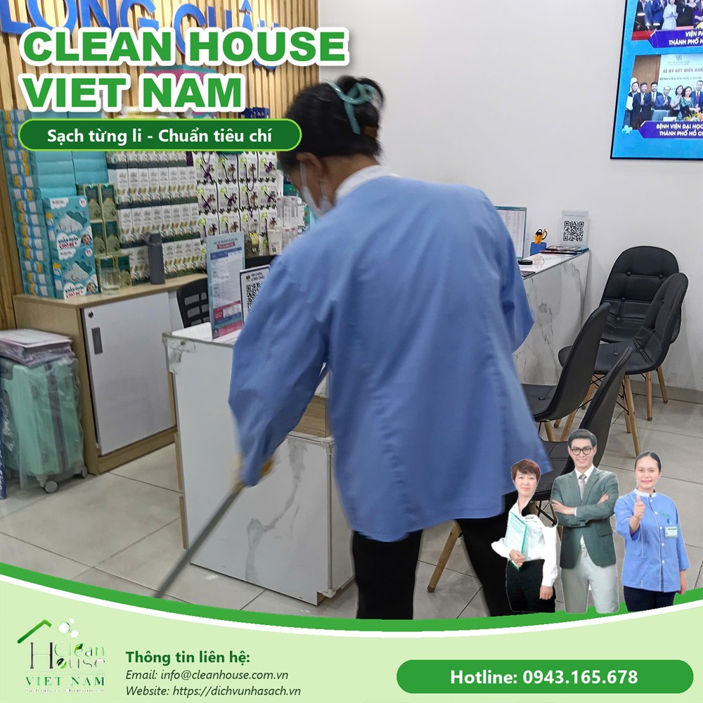 Nhân viên Dịch vụ Nhà Sạch làm việc