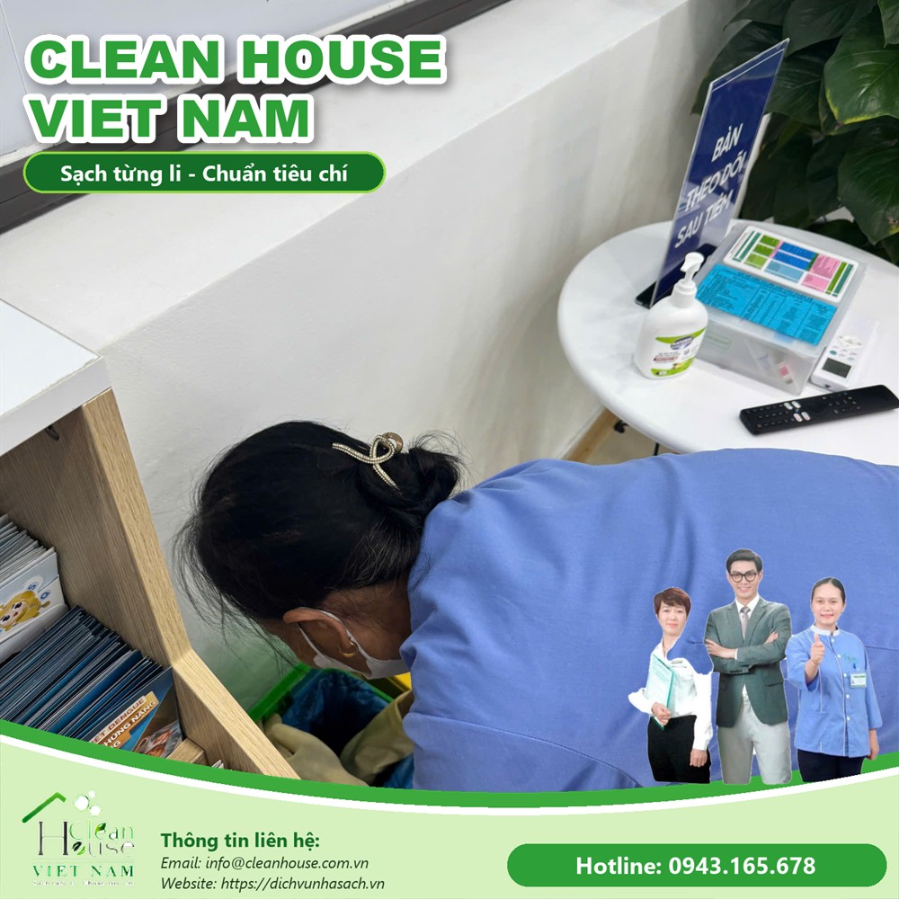 Nhân viên Dịch vụ Nhà Sạch làm việc