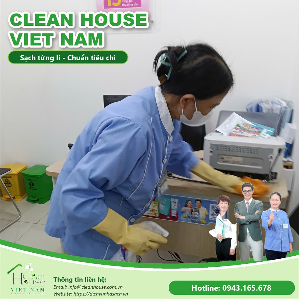 Nhân viên Dịch vụ Nhà Sạch làm việc
