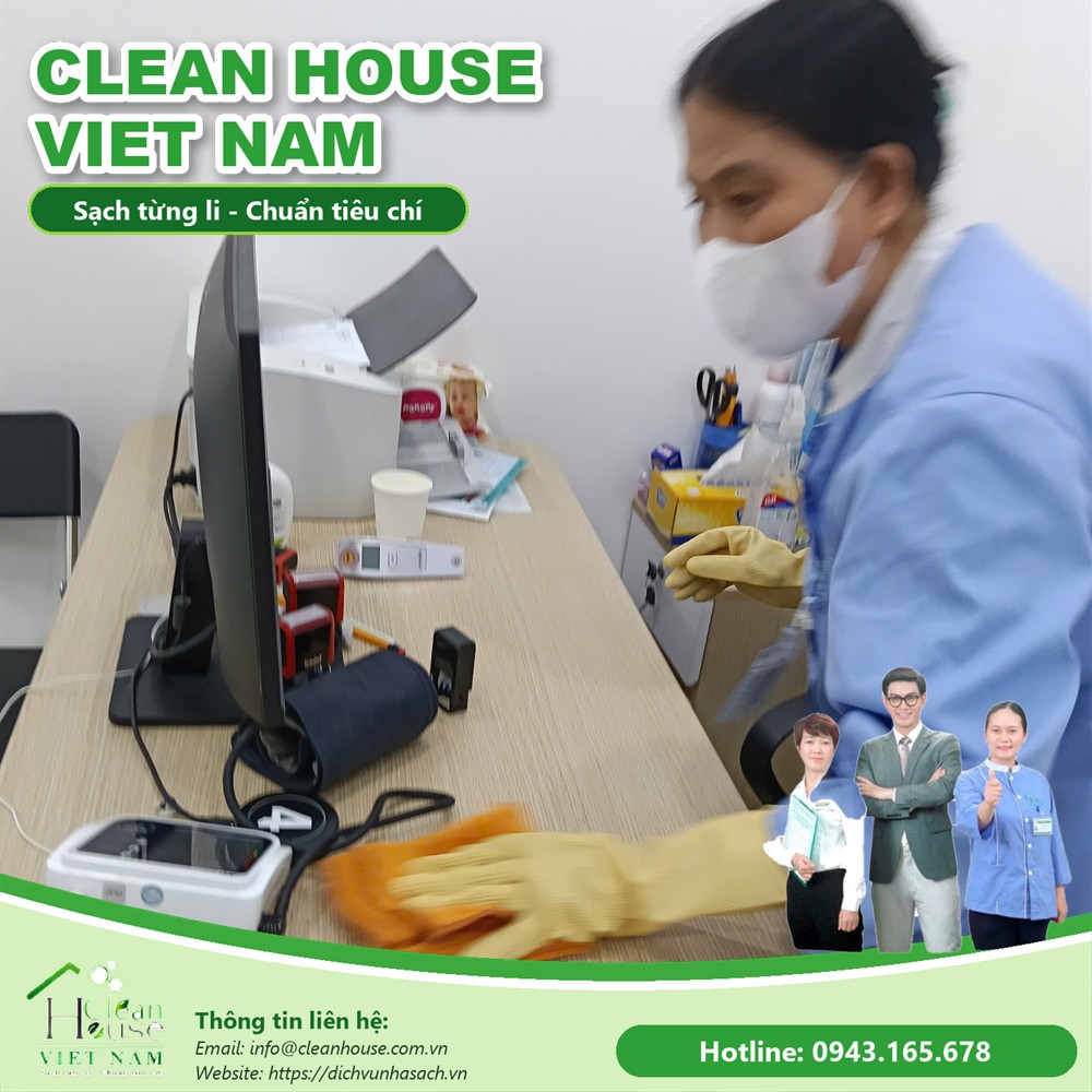Nhân viên Dịch vụ Nhà Sạch làm việc